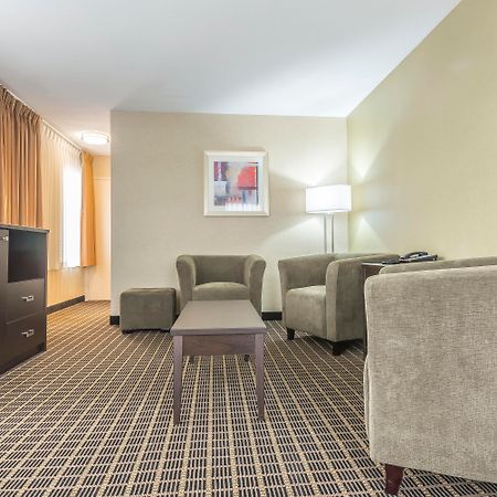 Quality Inn & Suites Downtown Виндзор Экстерьер фото
