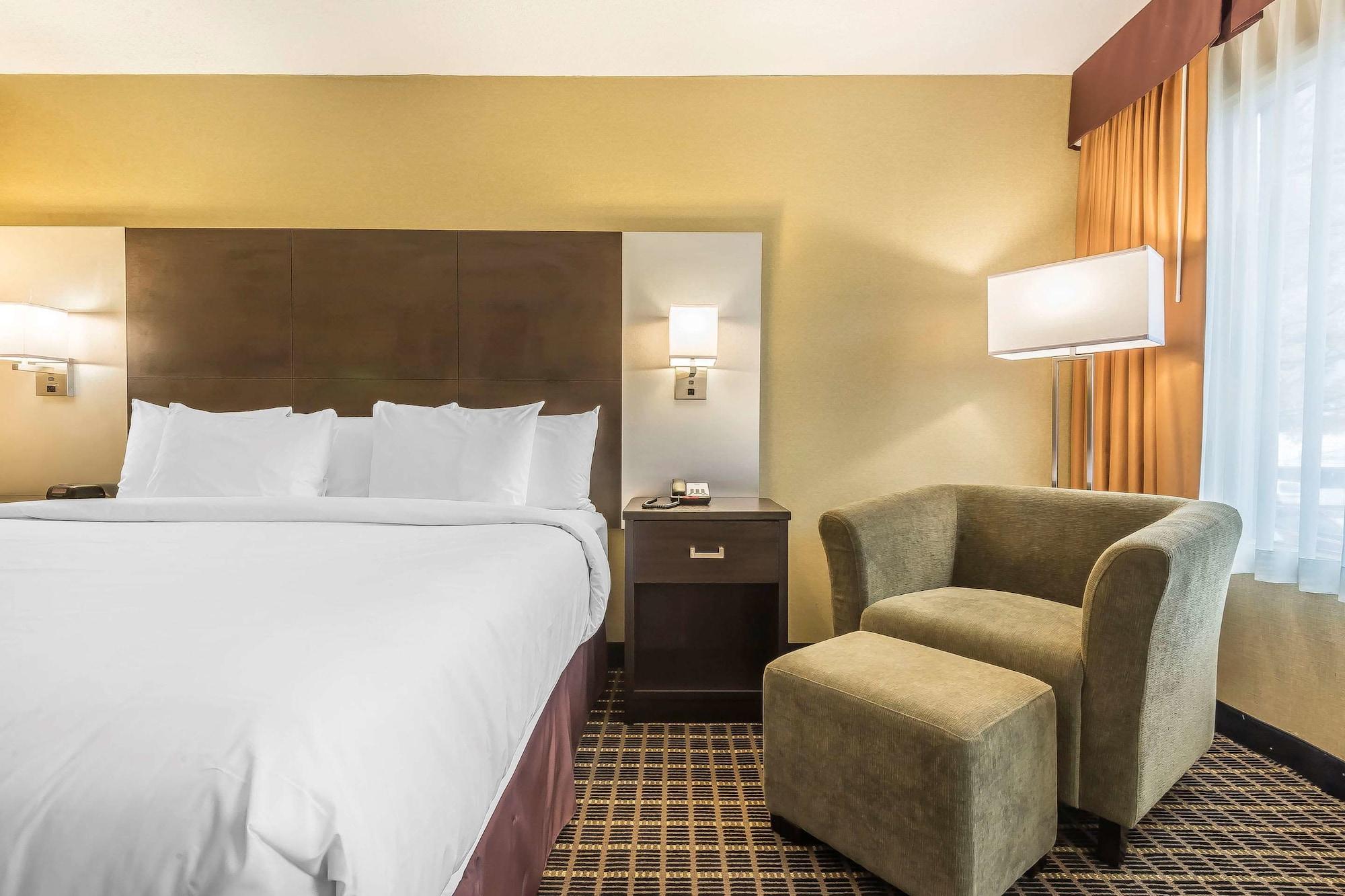 Quality Inn & Suites Downtown Виндзор Экстерьер фото
