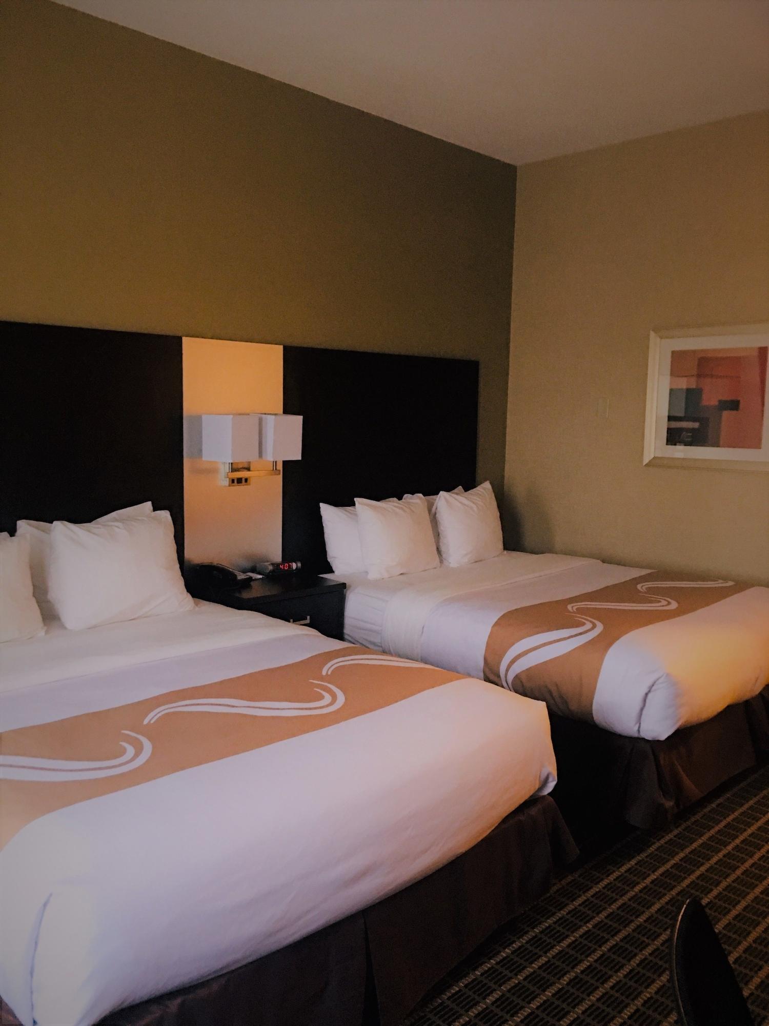 Quality Inn & Suites Downtown Виндзор Экстерьер фото
