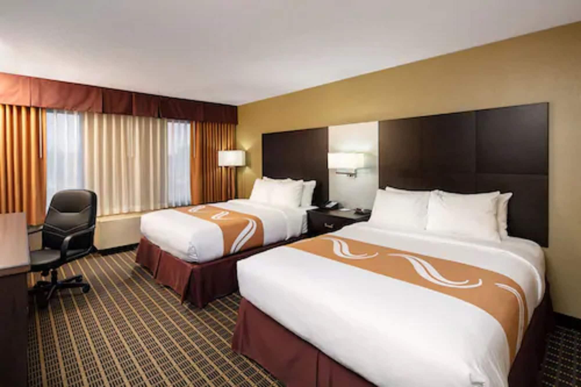 Quality Inn & Suites Downtown Виндзор Экстерьер фото