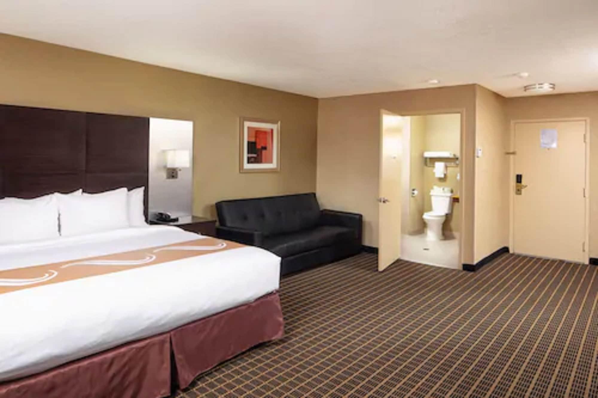 Quality Inn & Suites Downtown Виндзор Экстерьер фото