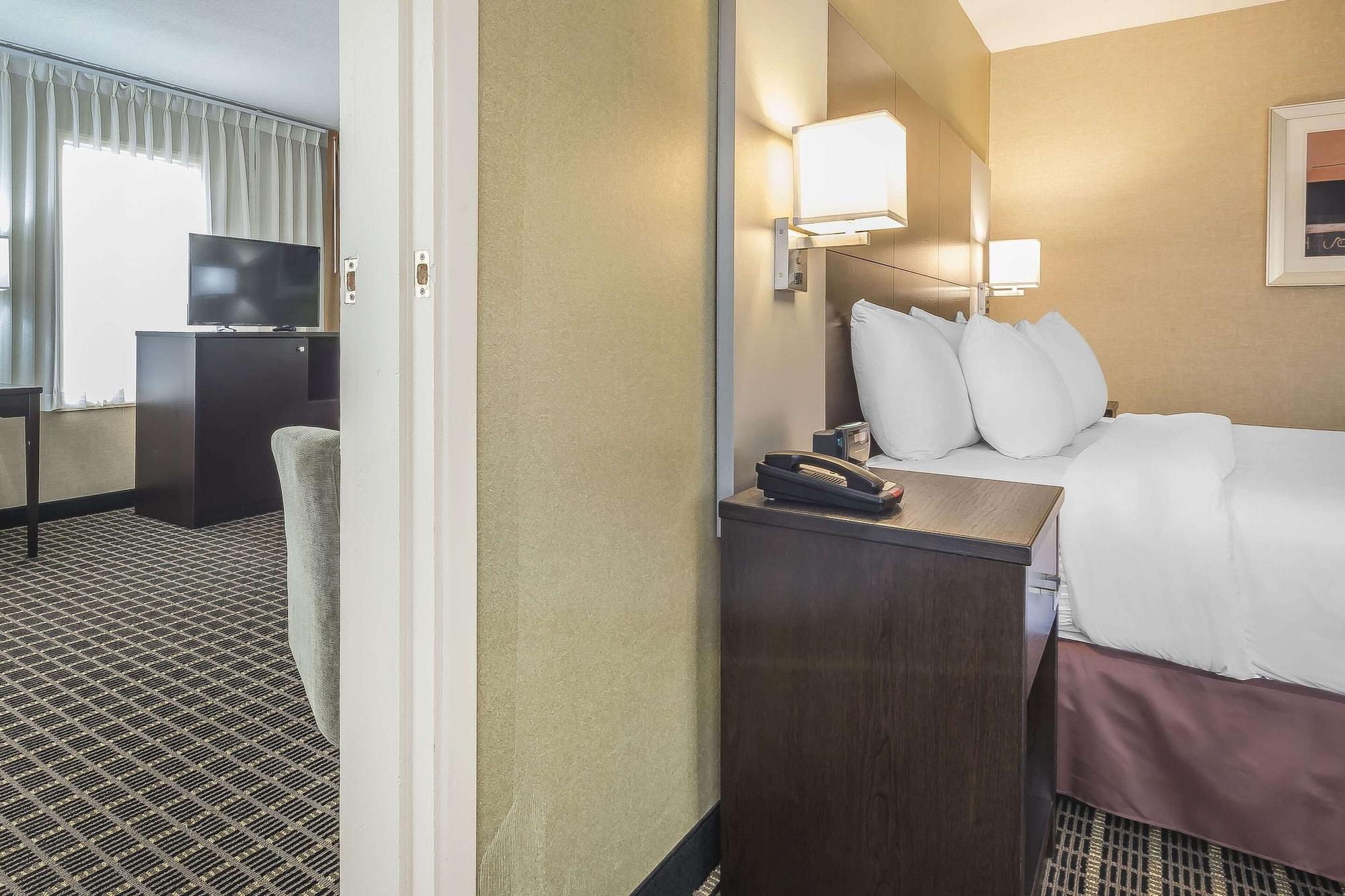 Quality Inn & Suites Downtown Виндзор Экстерьер фото