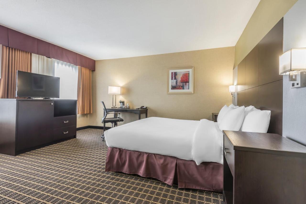 Quality Inn & Suites Downtown Виндзор Экстерьер фото