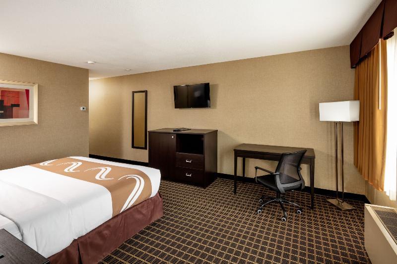 Quality Inn & Suites Downtown Виндзор Экстерьер фото